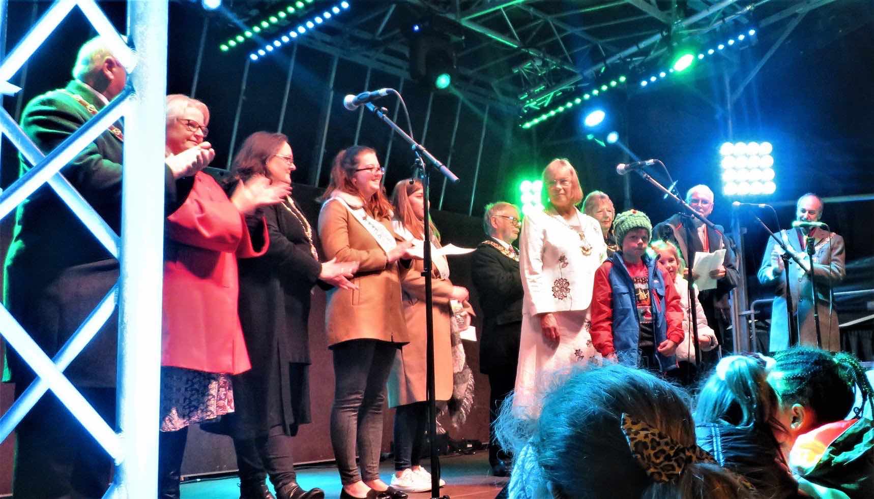 Lichfield christmas , lichfield lights , lichfield switch on , lichfield 2019 , lichfield news lichfield concert , christmas shopping in lichfield , lichfield opening hours , lichfield review , cannocksound , stage men , 